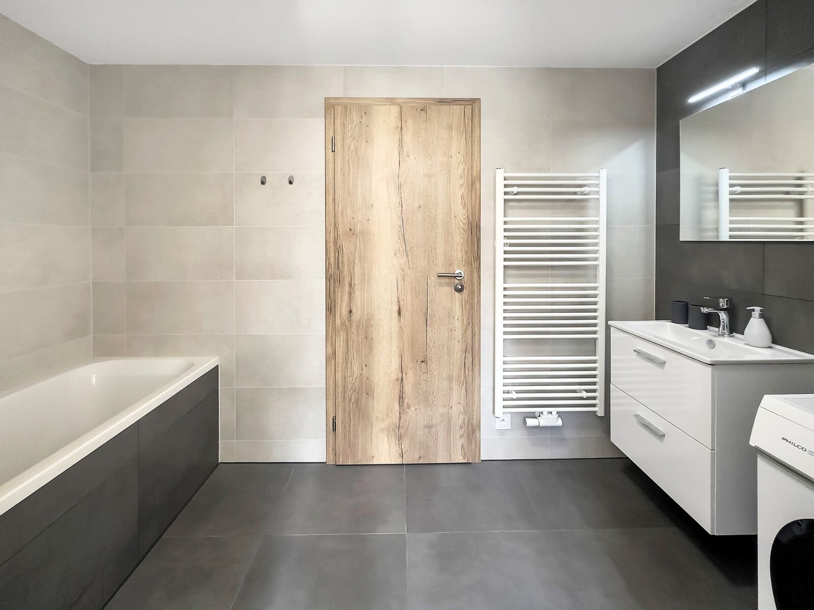 Secadora de cabello, toallas, jabón, shampoo 