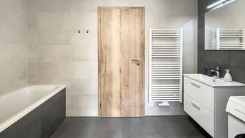 Secadora de cabello, toallas, jabón, shampoo