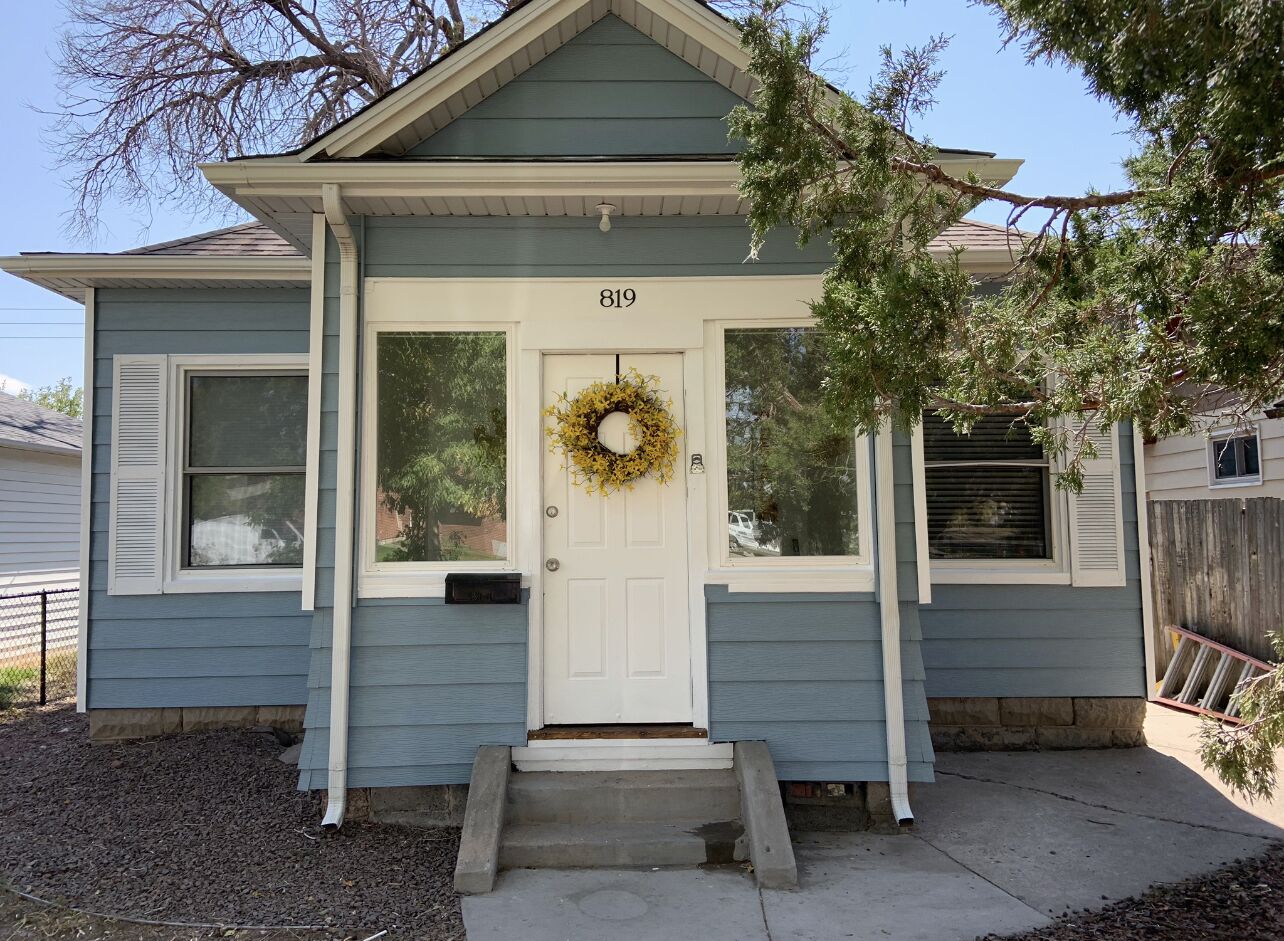 Clean & Cozy Downtown Bungalow
