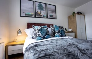 4 soverom, safe på rommet, strykejern/-brett og reiseseng for barn