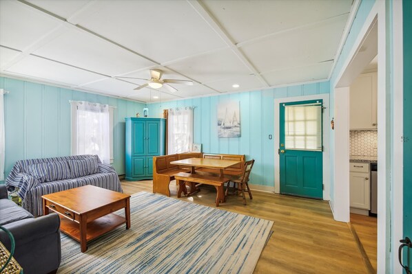 Living area - Groups and families welcome, 2 bedroom 1 bath downtown OC (Ocean City)