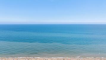 Una spiaggia con acque cristalline e una battigia sabbiosa.