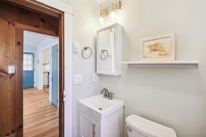 Bathroom - Groups and families welcome, 2 bedroom 1 bath downtown OC (Ocean City)