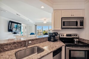 Microwave, dishwasher, coffee/tea maker, cookware/dishes/utensils - 2 bedroom 2 bath condo at Makai with pool and a gym (Ocean City)