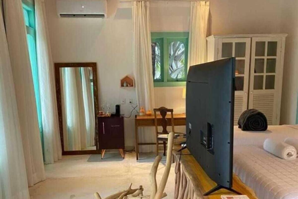 Une chambre à coucher avec un lit, une télévision, un bureau et une chaise.