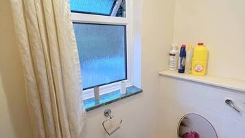 House | Bathroom | Combined shower/bathtub, deep-soaking bathtub, hair dryer, towels