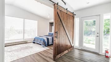 1 chambre, bureau, fer et planche à repasser, lit parapluie