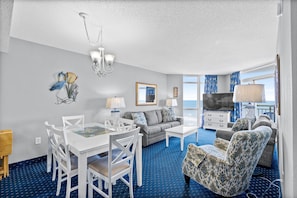 Basic Condo, 3 Bedrooms, Balcony, Oceanfront (615) | In-room dining