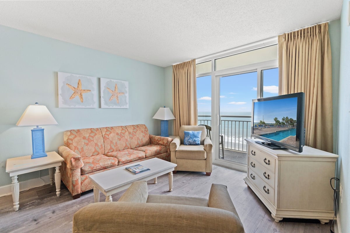 Deluxe-Apartment, 3 Schlafzimmer, Balkon, Meerseite (937) | Wohnbereich | Fernseher