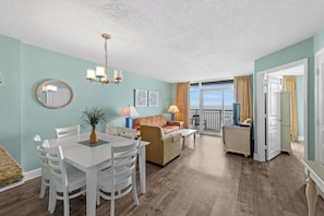 Condo Deluxe, 3 habitaciones, balcón, frente al océano (937) | Área de sala de estar | Televisión 