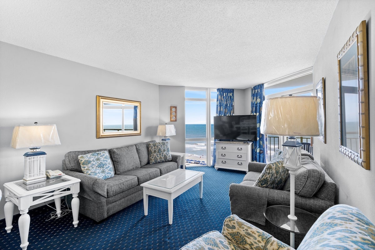Basic Condo, 3 Bedrooms, Balcony, Oceanfront (615) | Living area | TV