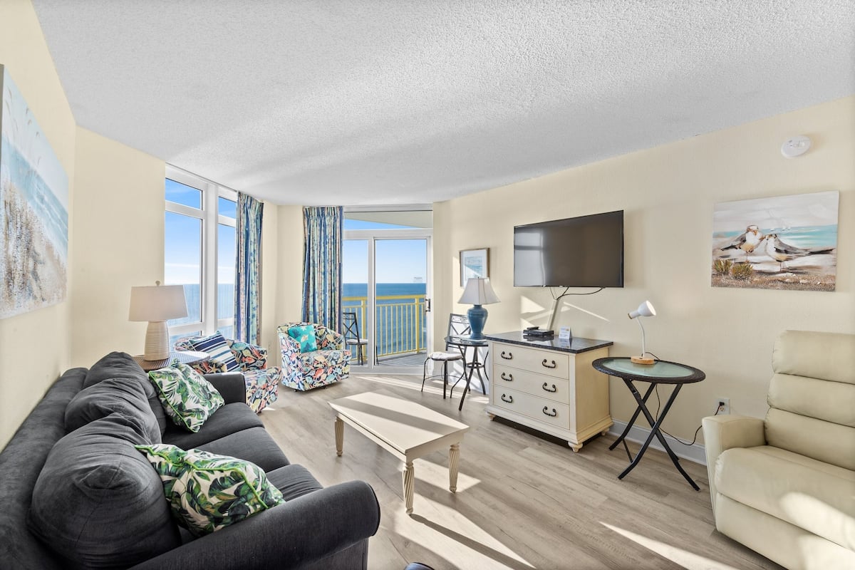 Basic Condo, 3 Bedrooms, Balcony, Oceanfront (1015) | Living area | TV