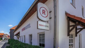 Un hotel con un cartel que indica que es un hotel regional.