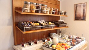 Un bufé de desayuno con una variedad de alimentos y acompañamientos.