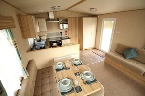 Smart TV, fireplace - White Horse, 6 Bed Home, Seal Bay [Ada's Place] (Selsey)