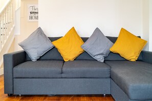 Leilighet – deluxe | Oppholdsområde | En 42-tommers smart-TV med digitale kanaler samt TV