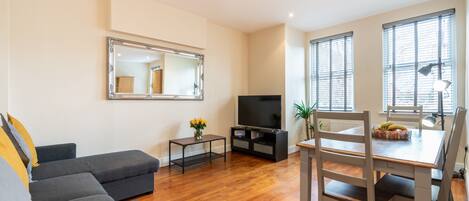 Departamento Deluxe | Área de sala de estar | Smart TV de 42 pulgadas con canales digitales y televisión