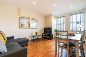 Apartamento luxo | Área de estar | Smart TV 42 polegadas com canais digitais, TV