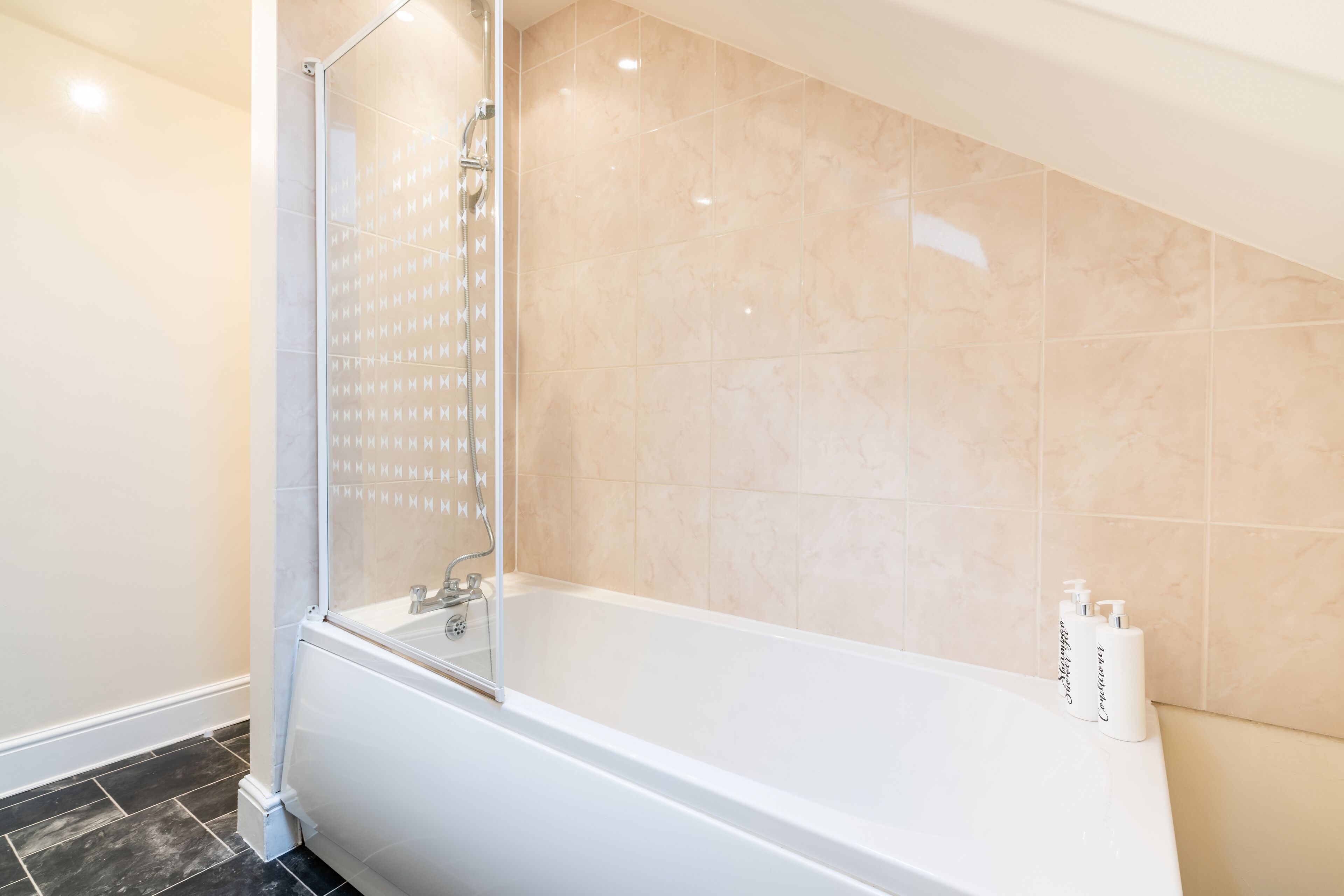 Apartemen Deluks | Kamar mandi | Pancuran hujan, perlengkapan mandi gratis, pengering rambut, dan handuk