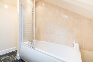 Deluxe-Apartment | Badezimmer | Regendusche, kostenlose Toilettenartikel, Haartrockner, Handtücher