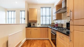 Deluxe Apartment | Private kitchen | Full-sized fridge, microwave, oven, dishwasher
