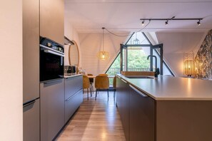 Een koelkast, een magnetron, een oven, een kookplaat