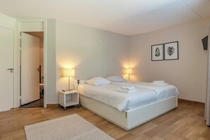 3 slaapkamers, een strijkplank/strijkijzer, wifi, beddengoed