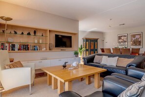 Een televisie en een kantoor