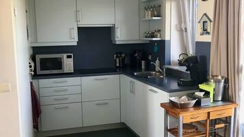 Een koelkast, een magnetron, een oven, een kookplaat