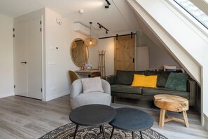 TV, offices - Close to the Sea in Oostkapelle | Duno Lodge 15-L | Hello Zeeland (Oostkapelle)