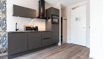 Een koelkast, een magnetron, een oven, een kookplaat