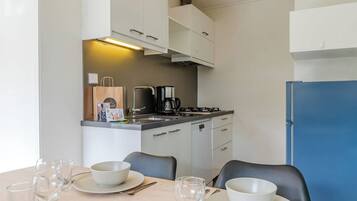 Een koelkast, een oven, een vaatwasser, een koffiezetapparaat/waterkoker