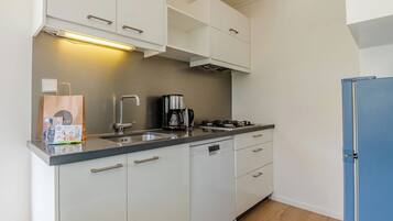 Een koelkast, een oven, een vaatwasser, een koffiezetapparaat/waterkoker