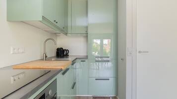 Een koelkast, een magnetron, een oven, een kookplaat