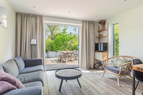 Fernseher, Bücher, Arbeitsbereiche