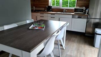 KĂŒhlschrank, Mikrowelle, Herdplatte, GeschirrspĂŒler