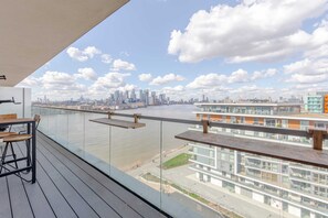 Basic Apartment, Multiple Beds | Property grounds - Modern 2BD Flat - North Greenwich (London)