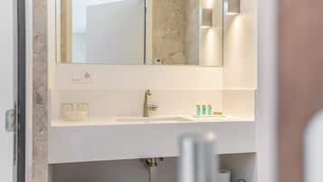 Ducha, secador de pelo, toallas