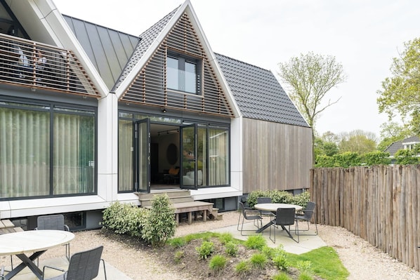 Outdoor dining - Hello Zeeland - Appartement Duno Lodge D (Oostkapelle)