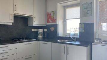 Een koelkast, een oven, een kookplaat, een vaatwasser