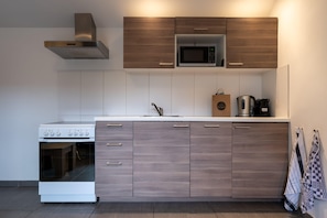 Frigorífico, microondas, horno y placa de cocina