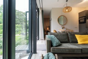 Una televisión, una oficina