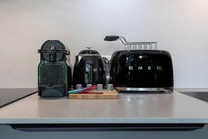 Eine Küchenarbeitsplatte mit Kaffeemaschine, Wasserkocher und Toaster.