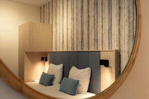 Ein Schlafzimmer mit einem Bett, Kissen und einem Kopfteil.