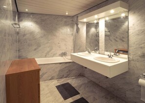 Bathtub, towels