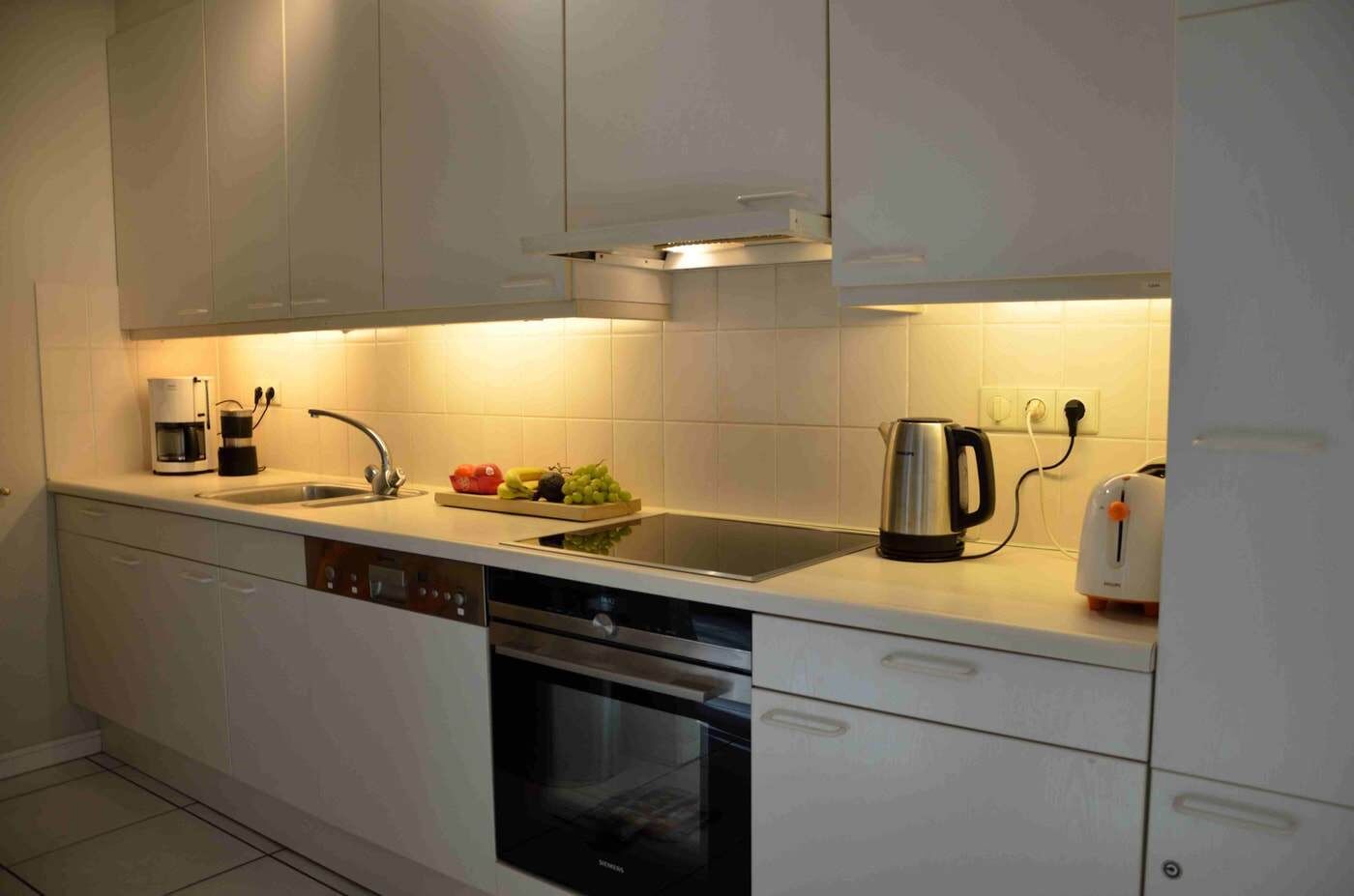 Wasserkocher mit Kaffee-/Teezubehör, Kühlschrank, Mikrowelle, Ofen