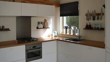 Een koelkast, een microgolfoven, een oven, een kookplaat