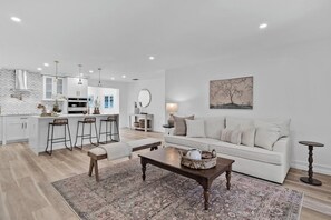 Smart TV, chimenea, videojuegos, mesa de ping pong