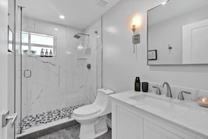 Baignoire, séchoir à cheveux, serviettes fournies, savon