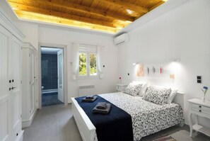 4 Schlafzimmer, Schreibtisch, Bügeleisen/Bügelbrett, Reisekinderbett